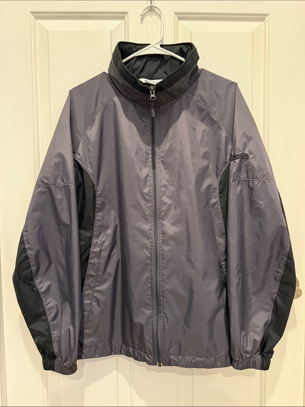 Columbia Women’s Lightweight Gray Windbreaker Jacket with Black Accents
